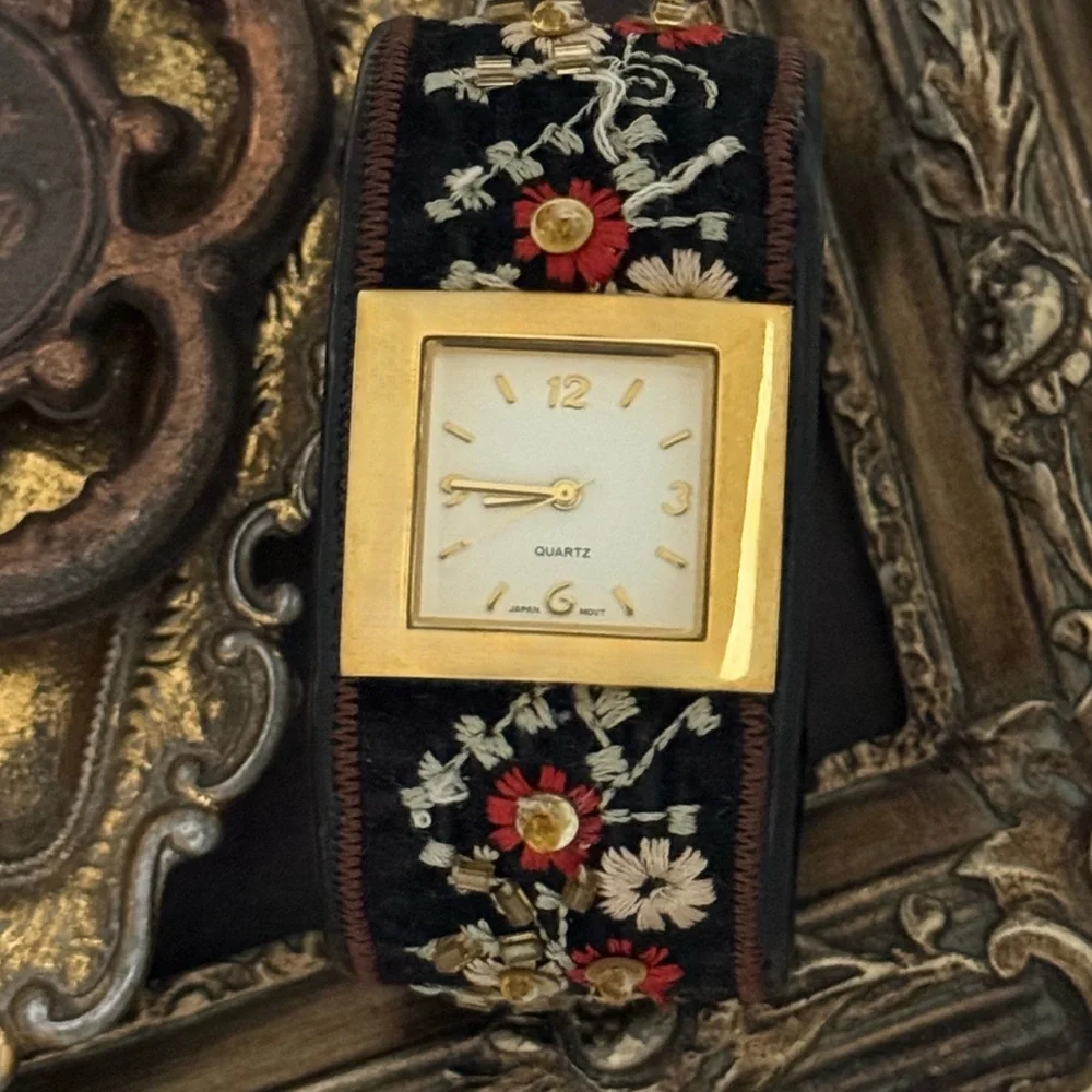 VINTAGE • Black Floral Gold Bracelet Watch New Battery Ready To Wear_4